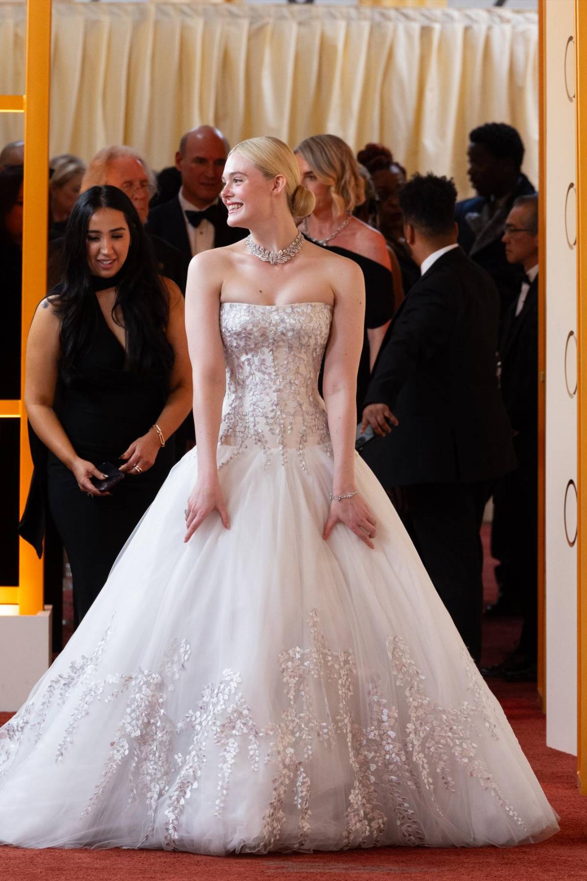 Elle Fanning se transformó en una princesa en los Óscar 2026