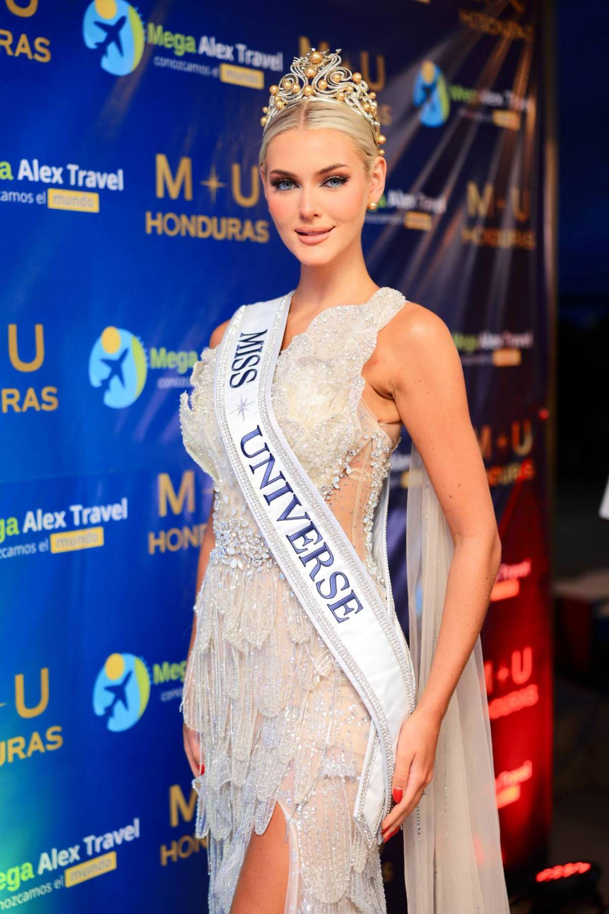 ¡Barbie hecha realidad! Victoria Kjær deslumbra en la gala de Miss Honduras Universo 2025