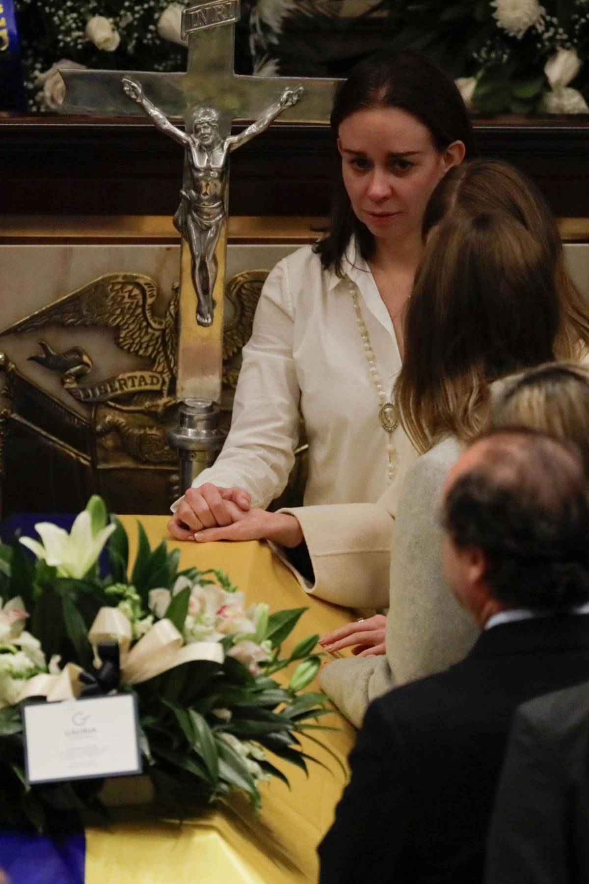 Los colombianos dan el último adiós a Uribe Turbay con flores blancas en el Capitolio