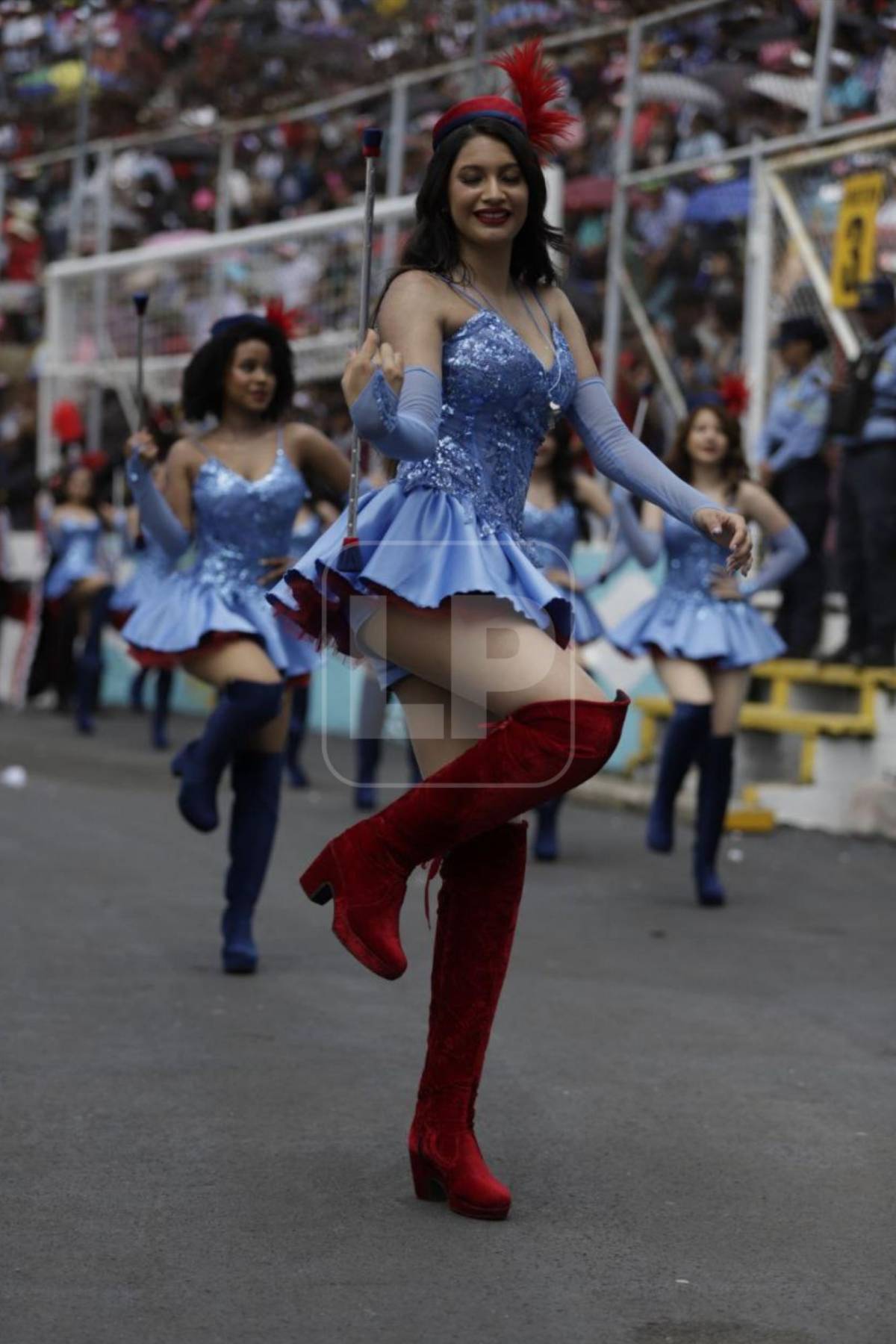 Hermosas palillonas del Jesús Milla Selva brillan en los desfiles