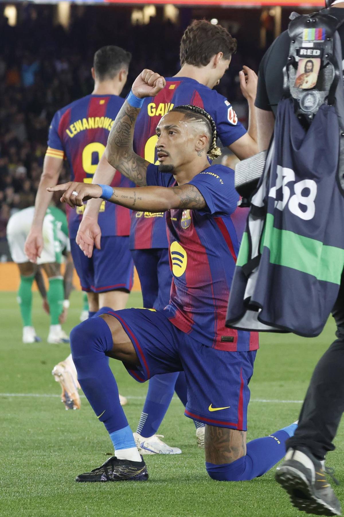 Lewandowski, adiós llorando al Camp Nou, emotiva imagen de su mujer y el MVP del Barcelona