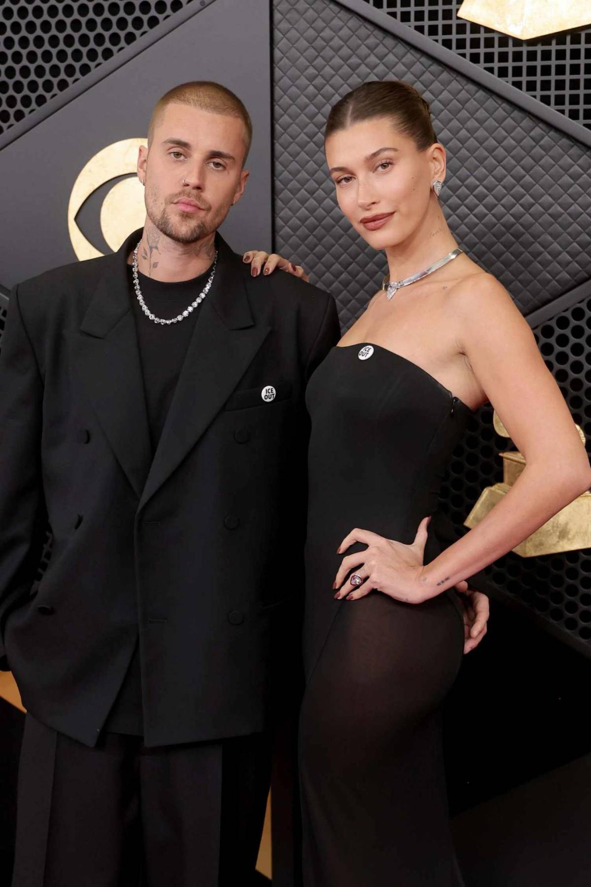 Justin y Hailey Bieber lucieron looks coordinados en los Grammy 2026