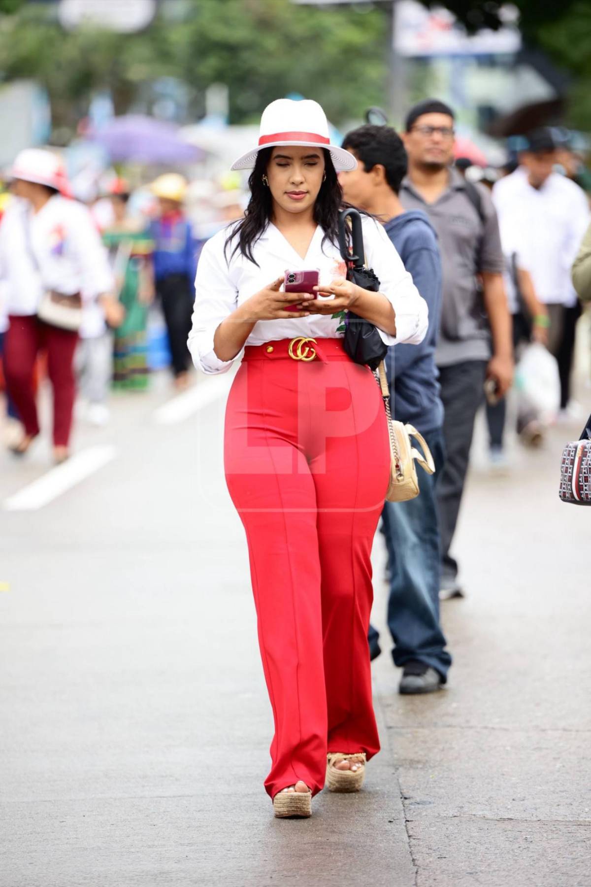 ¿Quién es la bella maestra que roba miradas en los desfiles de SPS?