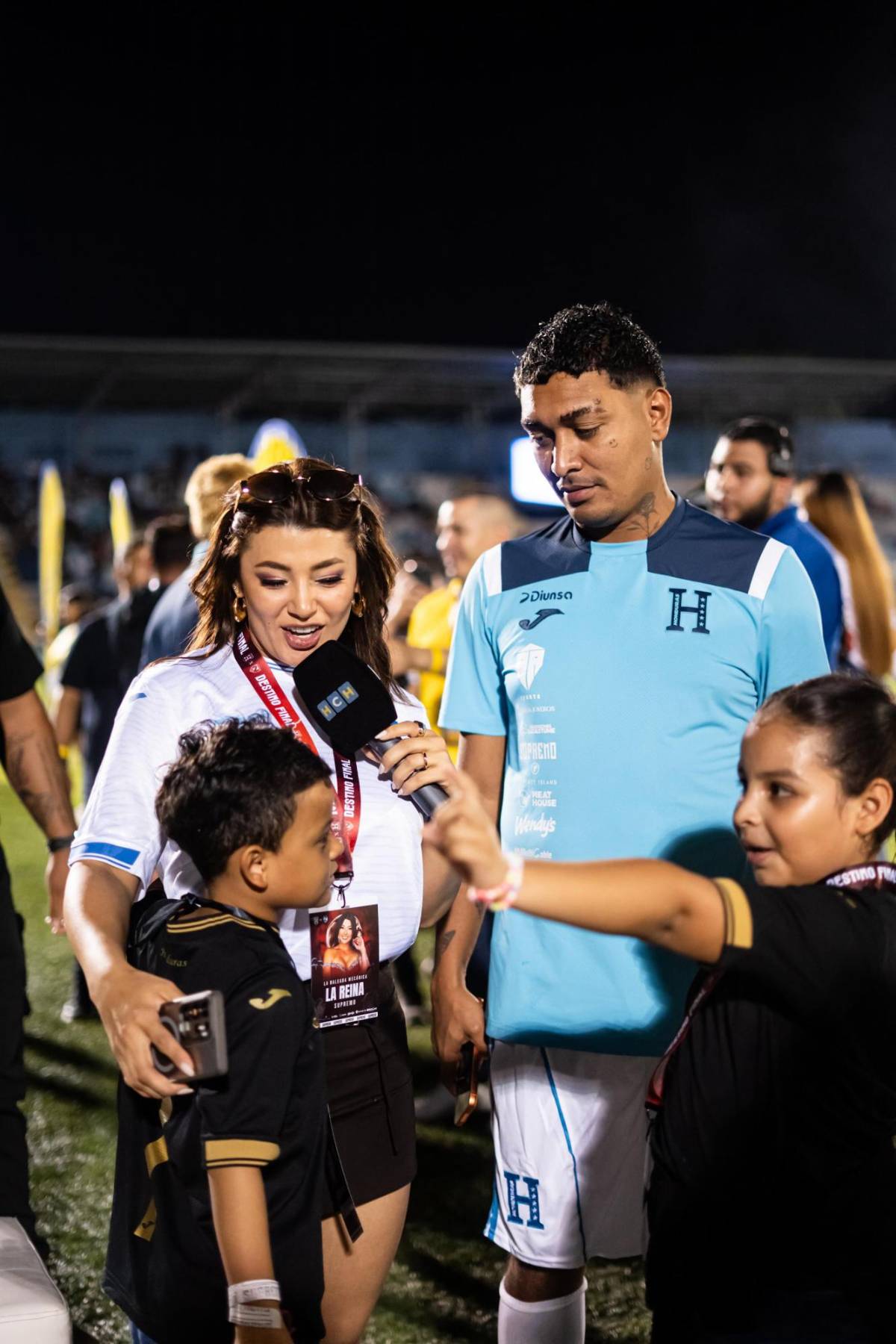 Mamá de Supremo y Milagro Flores se roban el show en el partido de tiktokers en La Ceiba