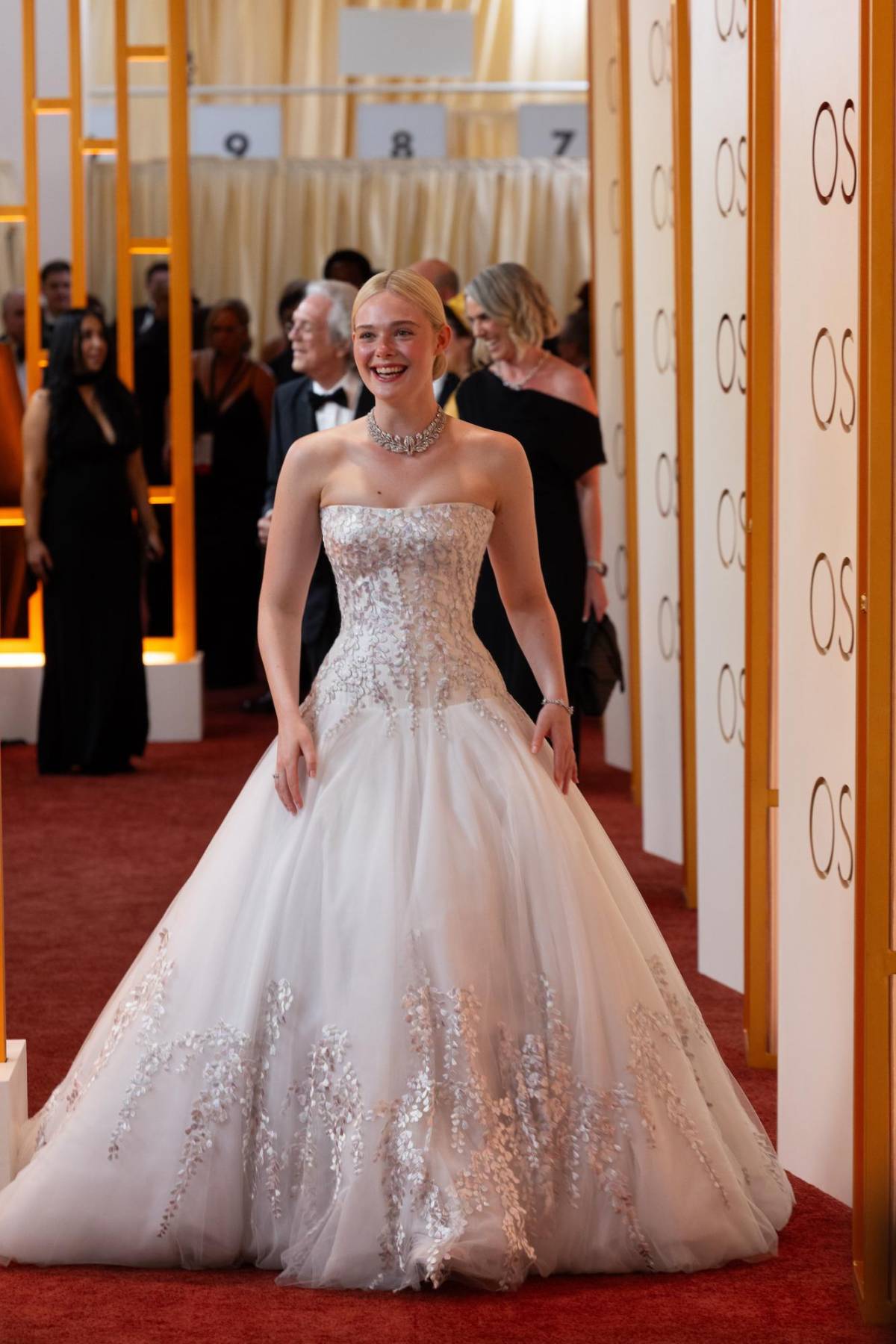 Elle Fanning se transformó en una princesa en los Óscar 2026