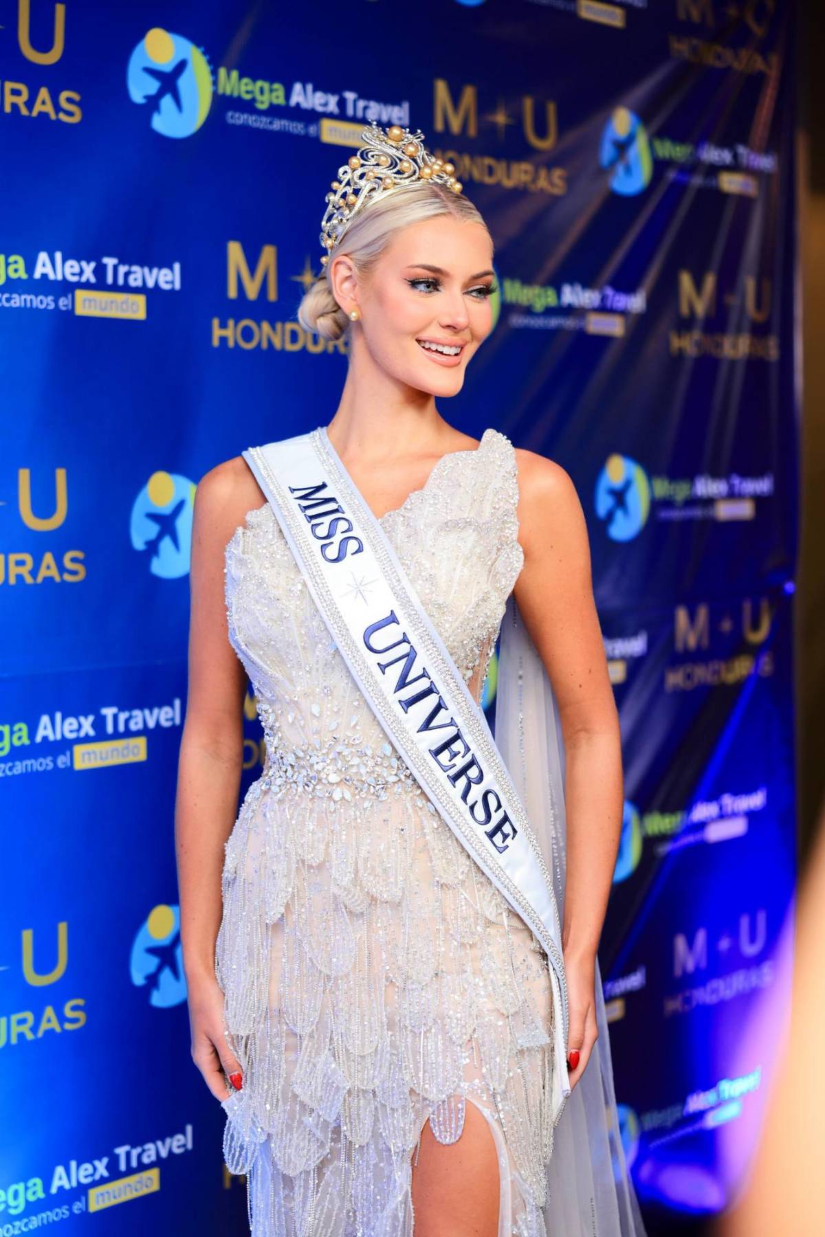 ¡Barbie hecha realidad! Victoria Kjær deslumbra en la gala de Miss Honduras Universo 2025