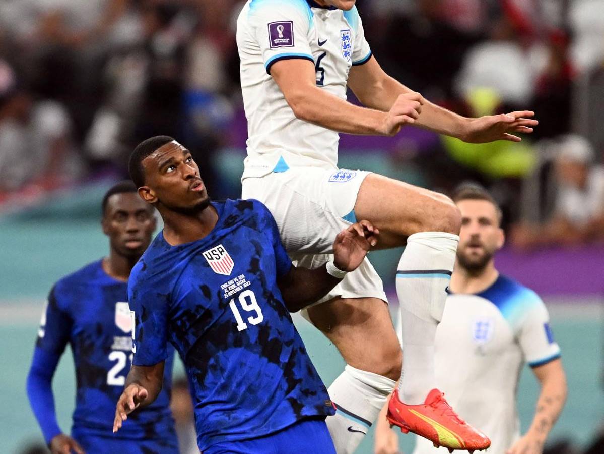 El tremendo salto de Harry Maguire para ganarle la bola a Haji Wright.