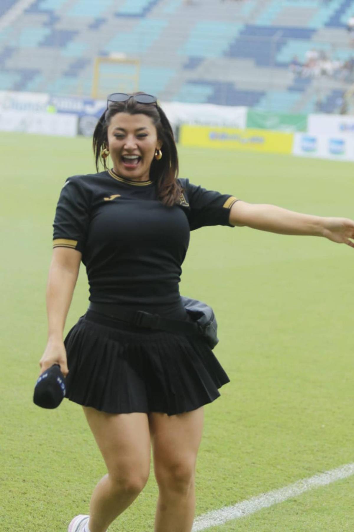 Milagro Flores 'enamora' a Supremo y se emociona: así llegó al partido de tiktokers en el Morazán