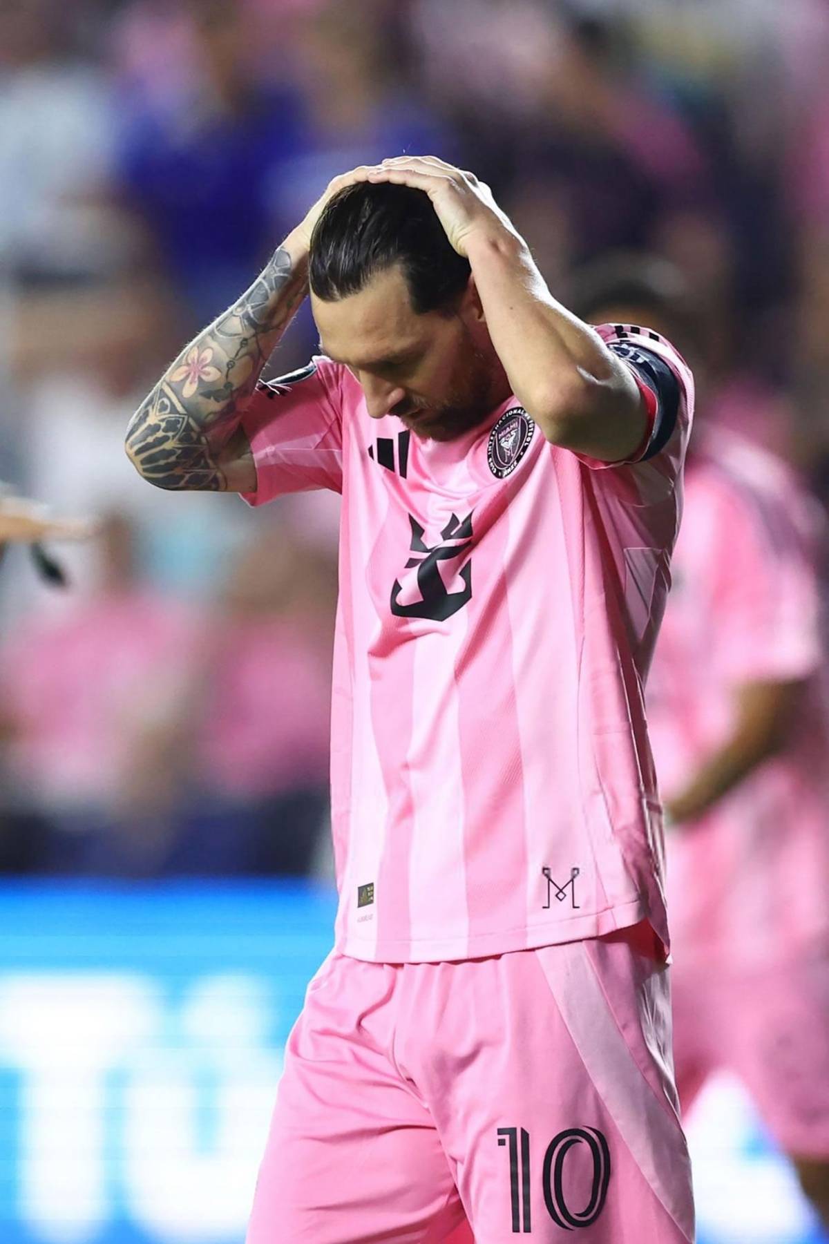 Messi, irreconocible: bronca con rival y enfado de Suárez con Saíd Martínez