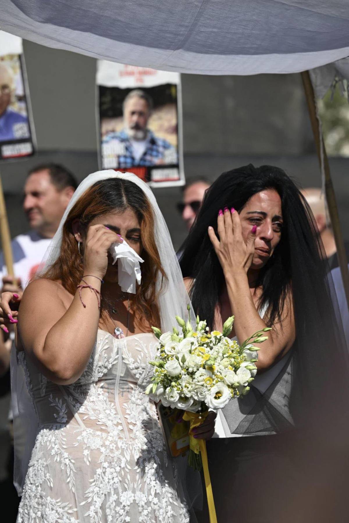 Exrehén mexicana celebra boda simbólica mientras su novio sigue cautivo en Gaza