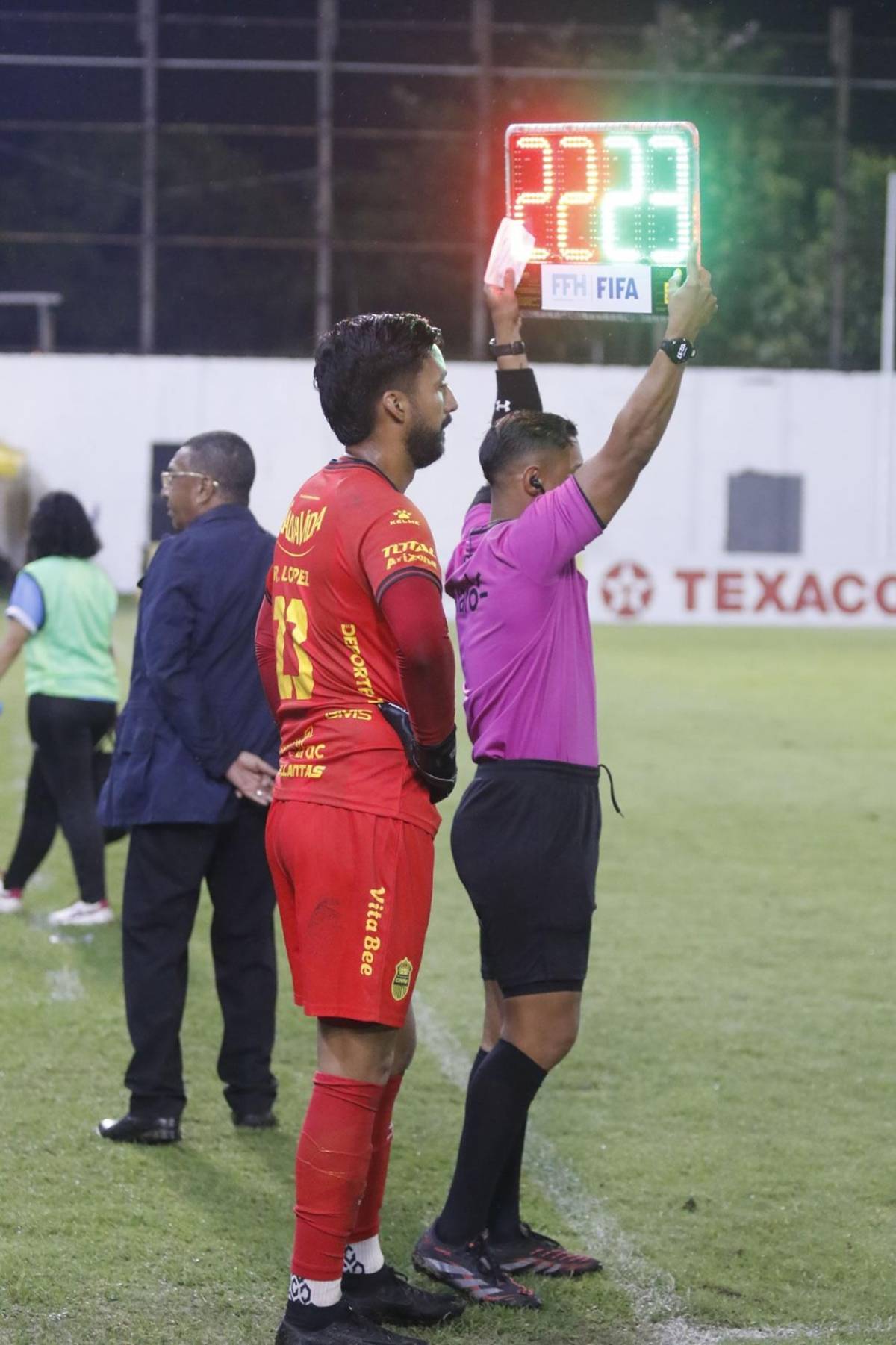 Jeaustin Campos se pelea con hinchas, Olimpia sufre, linduras y descuido en Comayagua