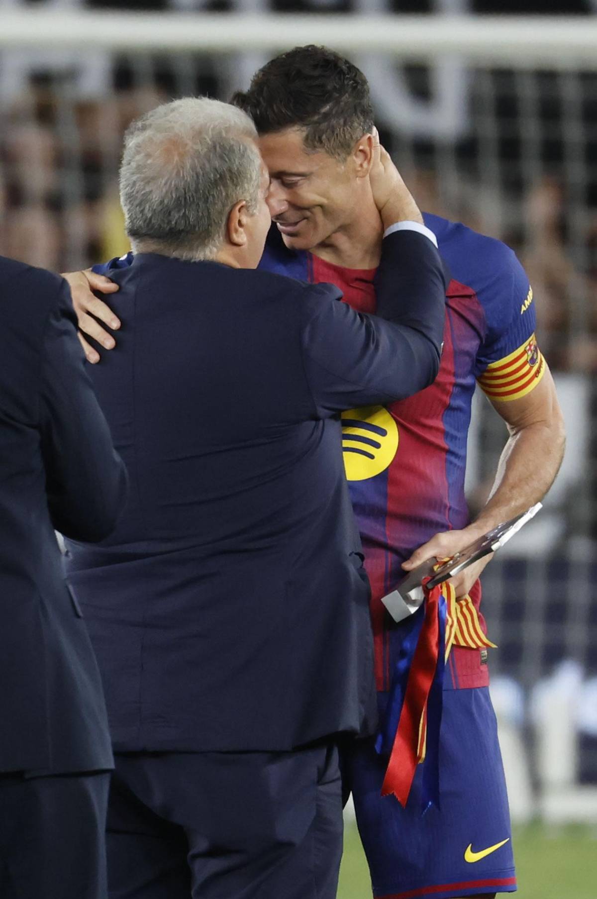 Lewandowski, adiós llorando al Camp Nou, emotiva imagen de su mujer y el MVP del Barcelona
