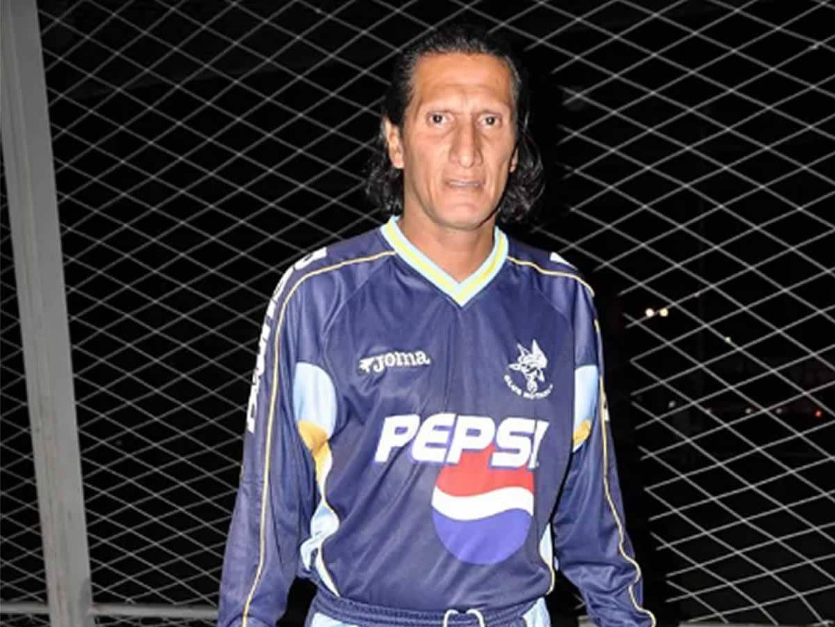 El ‘Venado’ Castro jugaba en la ‘Papi fútbol’ de Tegucigalpa vistiendo la camiseta de Motagua.