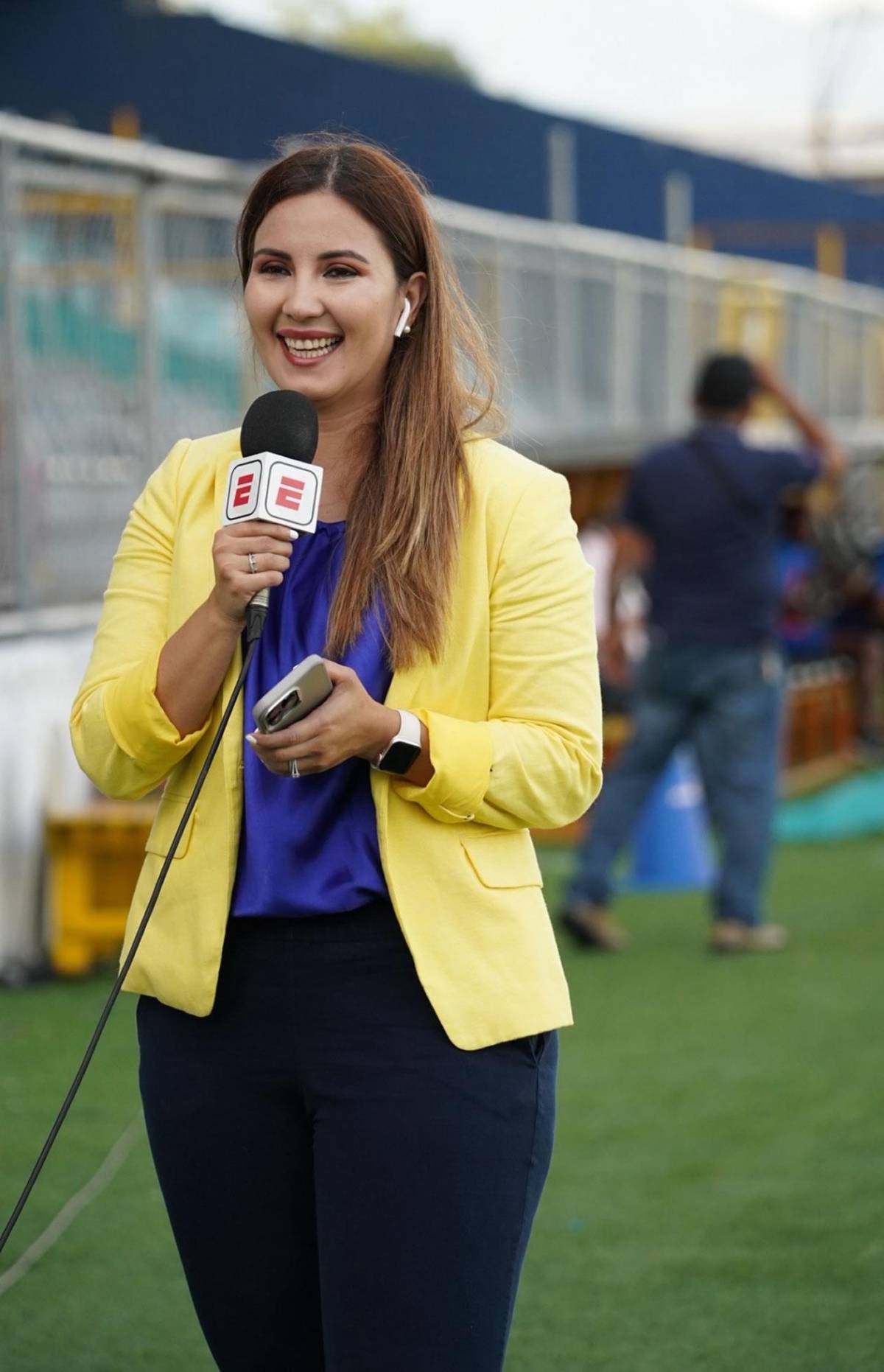 Bellas chicas, sexy rubia y Beckeles se roba el show en el Victoria vs Olimpia