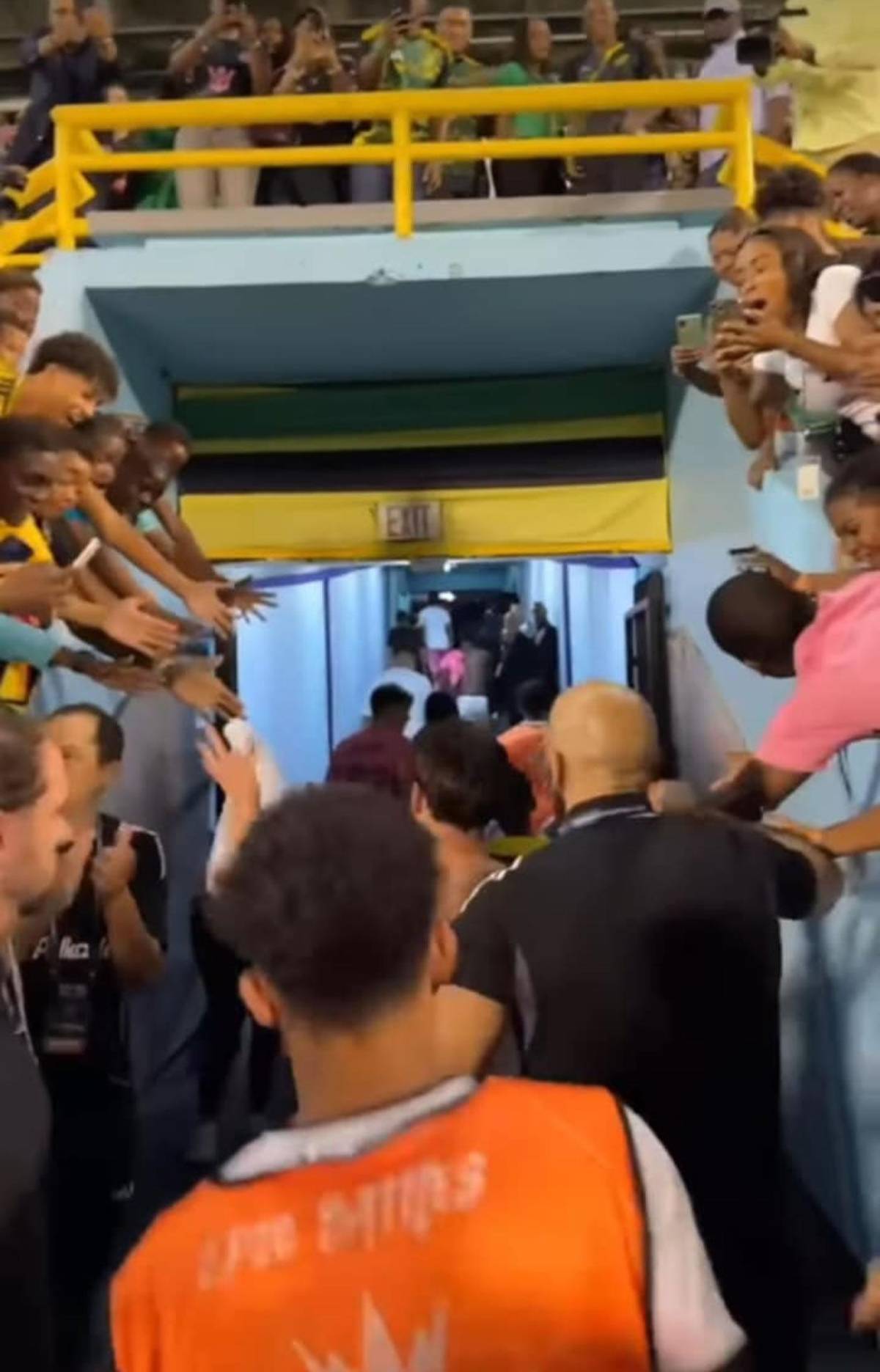 Messi desata locura en Jamaica y el suertudo que se llevó su camiseta