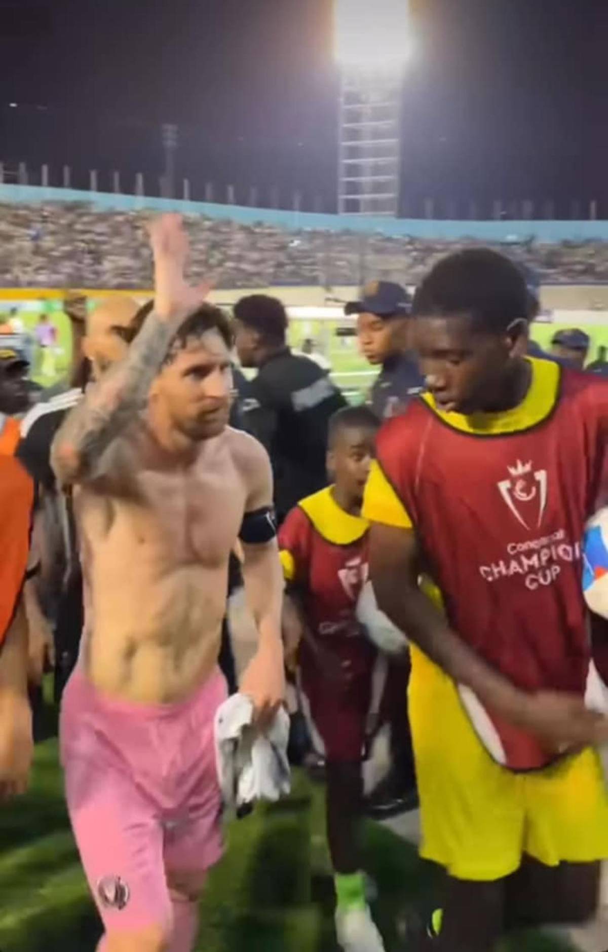 Messi desata locura en Jamaica y el suertudo que se llevó su camiseta