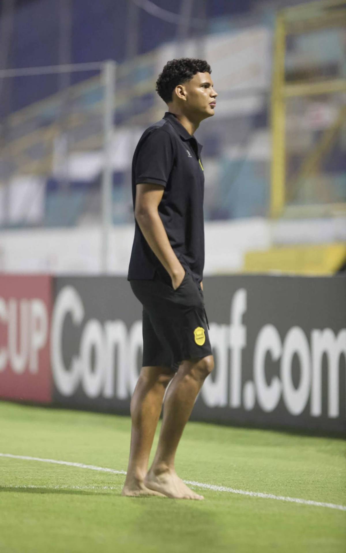 La alegría de Real España, grave lesión, jugador caminó descalzoy linda chica enamora