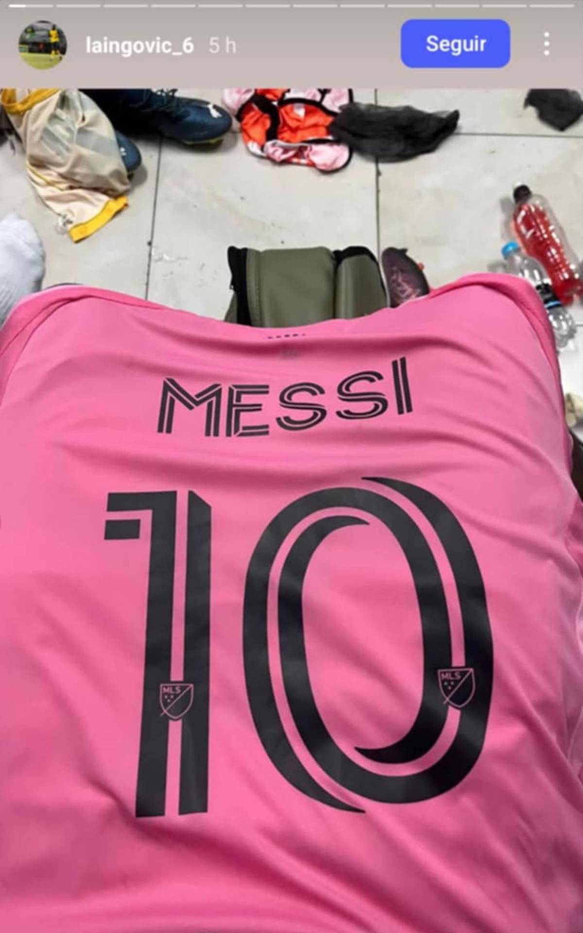 Messi desata locura en Jamaica y el suertudo que se llevó su camiseta