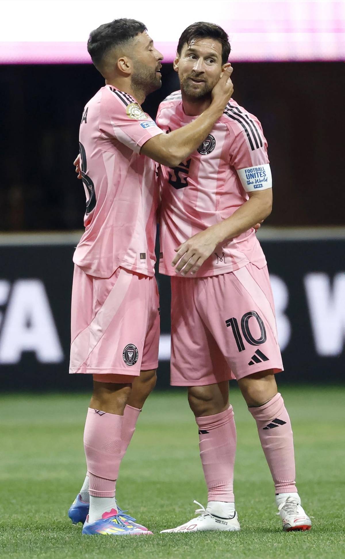 Messi hace sufrir a amigo de Cristiano Ronaldo con golazo, nuevo festejo y esto hizo Antonela