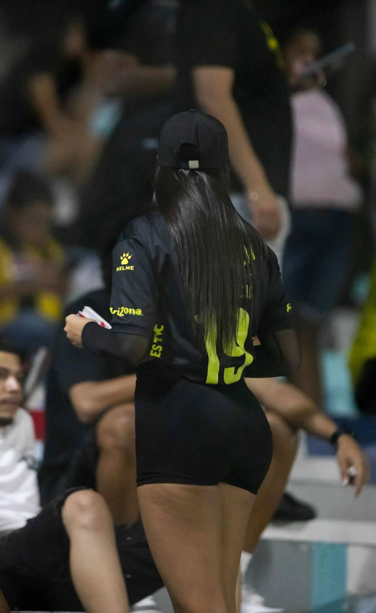 La alegría de Real España, grave lesión, jugador caminó descalzoy linda chica enamora