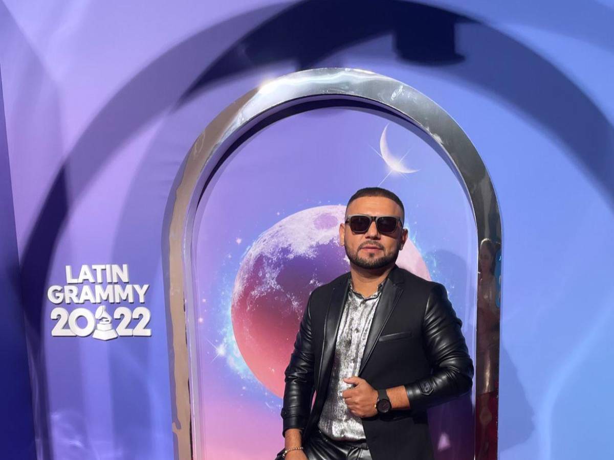 El cantante hondureño Tailo Paz posó en la alfombra roja de los Latin Grammy 2022