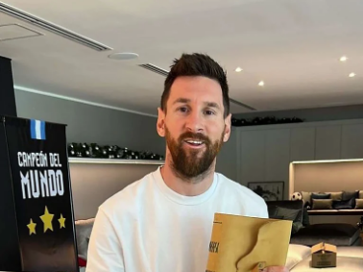 Messi con el obsequio de algunos de sus vecinos del barrio en Rosario.