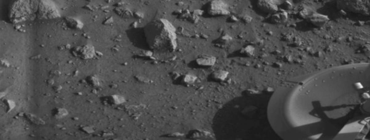 - 1976: una sonda en Marte -<br/><br/>El 20 de julio de 1976, la sonda estadounidense Viking-1 fue la primera nave que transmitió una imagen tomada en Marte.<br/><br/>Tras el robot Opportunity, que exploró el planeta rojo entre 2004 y 2018, otro astromóvil estadounidense sigue activo en Marte: Curiosity, que aterrizó en 2012.<br/><br/>En total, se han lanzado 40 misiones hacia Marte, pero más de la mitad fracasaron.