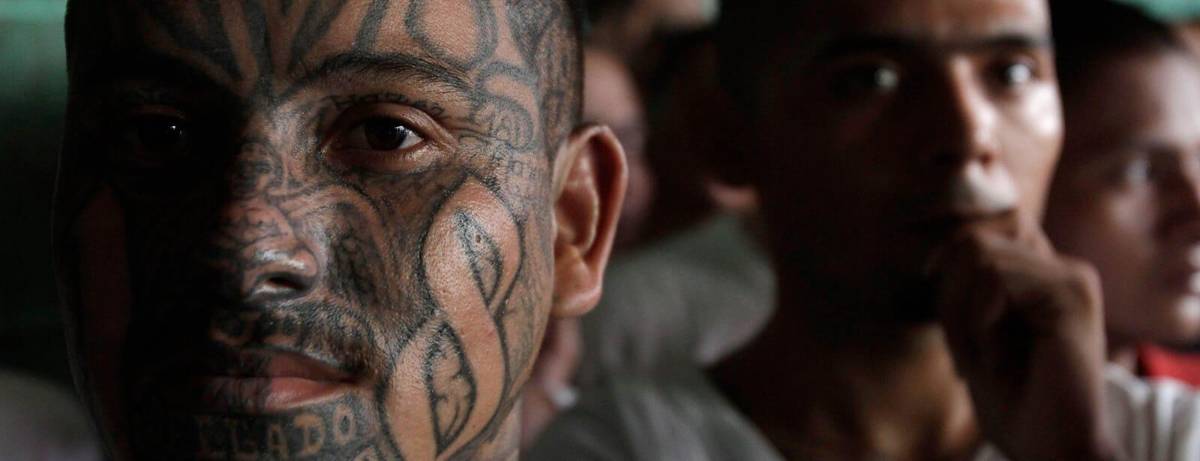 “Que vayas con Dios”: la canción que pone en peligro a unos y es venerada por otros