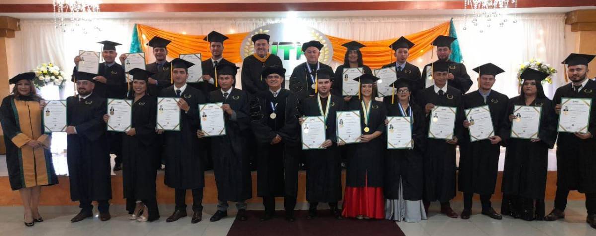 Los nuevos profesionales se mostraron alegres por su triunfo académico.