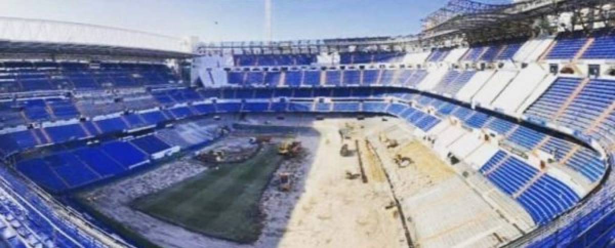 El levantamiento del césped es ya casi total en el estadio Santiago Bernabéu.