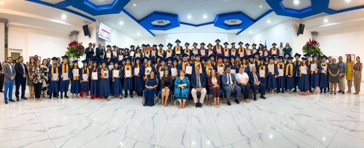 Los graduados junto a directivos de HanesBrands.