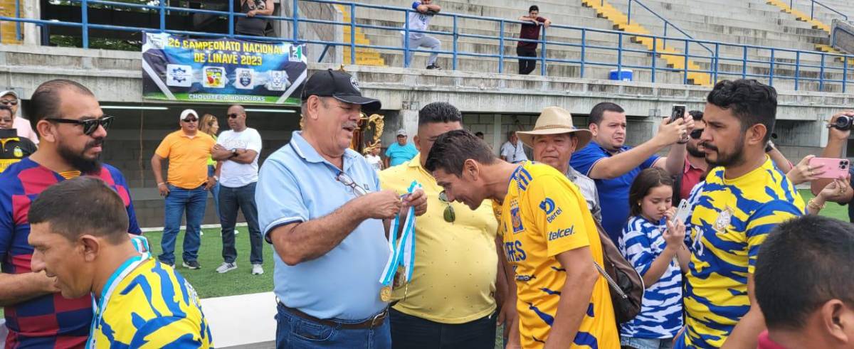 Francisco Ramírez recibiendo su medalla.