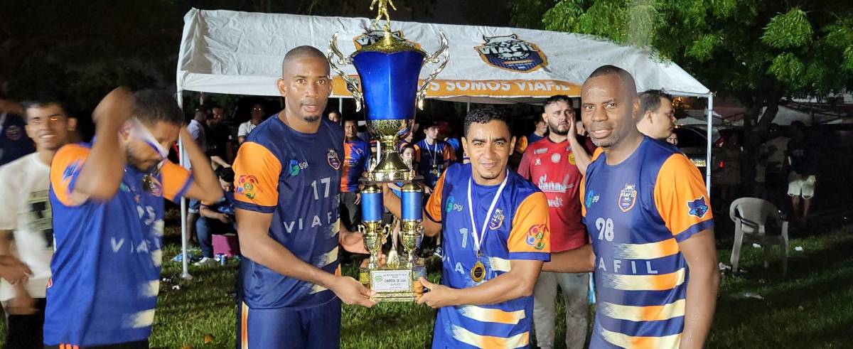 La plantilla del Viafil celebró a lo grande la conquista del título.