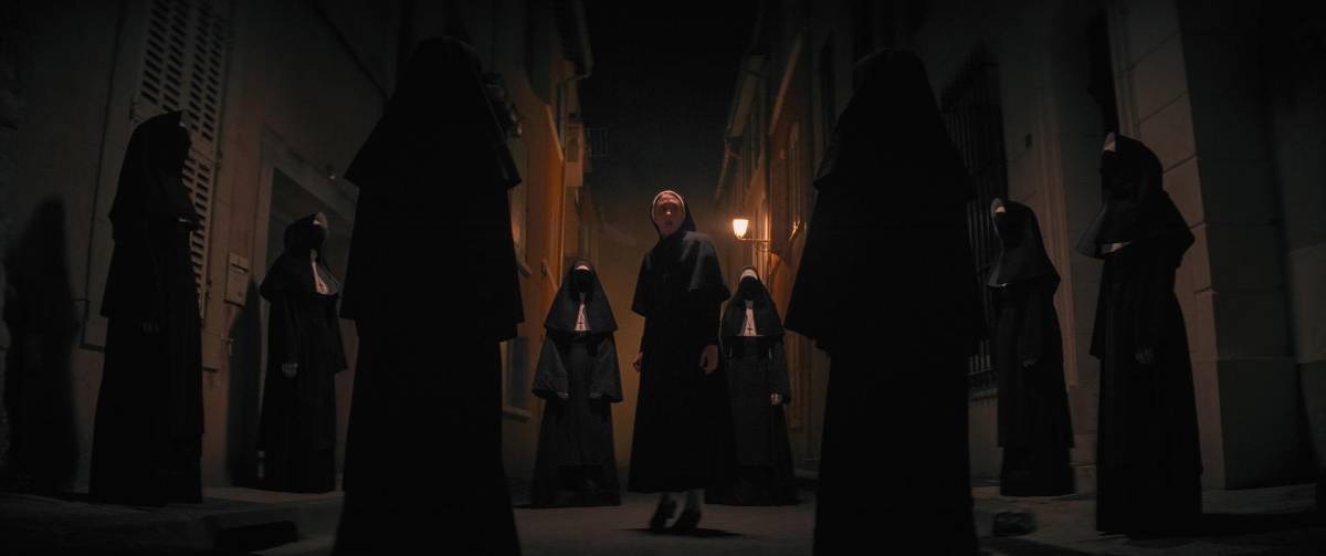 Fotografía cedida por Warner Bros que muestra una escena de la película The Nun II. Es dirigida por Michael Chaves, quien explora las entrañas de la humilde labor de un grupo de monjas en una historia que mantiene vivo el universo de The Conjuring.