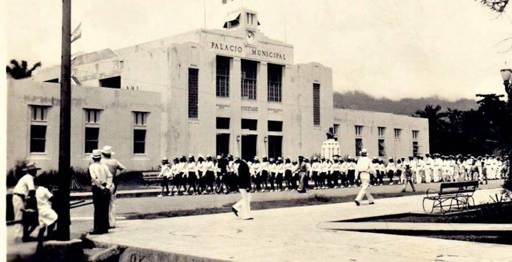 Para hablar de los cines sampedranos hay que hacer un viaje en el tiempo hasta 1911, ya que, de acuerdo con Gonzalo Luque, autor del libro “Memorias de un San Pedro”, fue en ese año que se exhibió por primera vez una película en la ciudad, en un cinematógrafo ambulante que trajo un español llamado Luis Luque Alva.