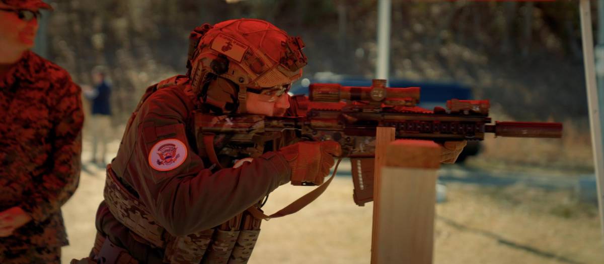 Vance muestra sus habilidades de tiro en visita a Marines en Quantico