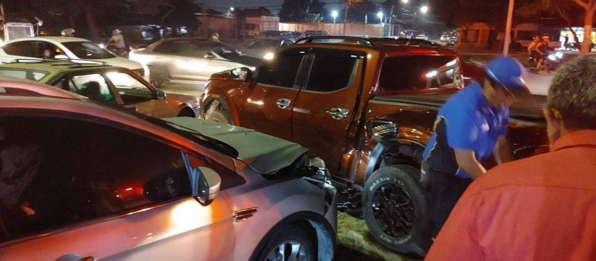 El hecho vial ocurrió en la 10 calle, frente a una gasolinera que va directo hacia el <b>Instituto José Trinidad Reyes </b>de la capital industrial del país.