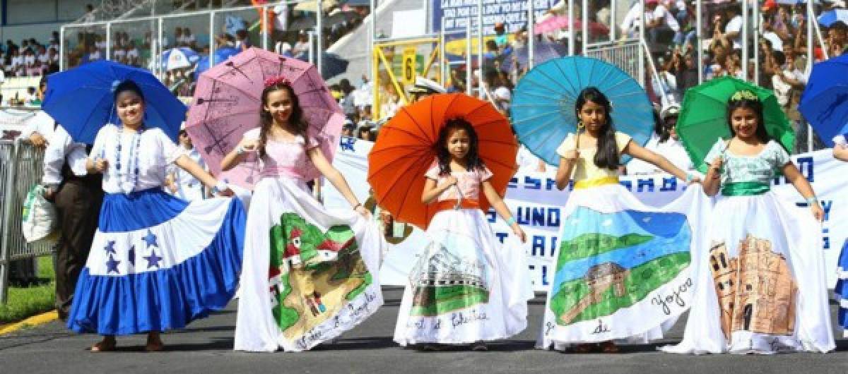 Hermosos vestidos pintados con diferentes ciudades de Honduras.