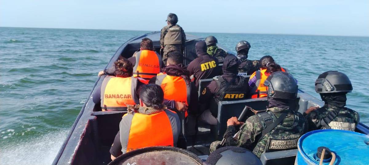 En lanchas de la Policía fueron llevadas las dos detenidas.