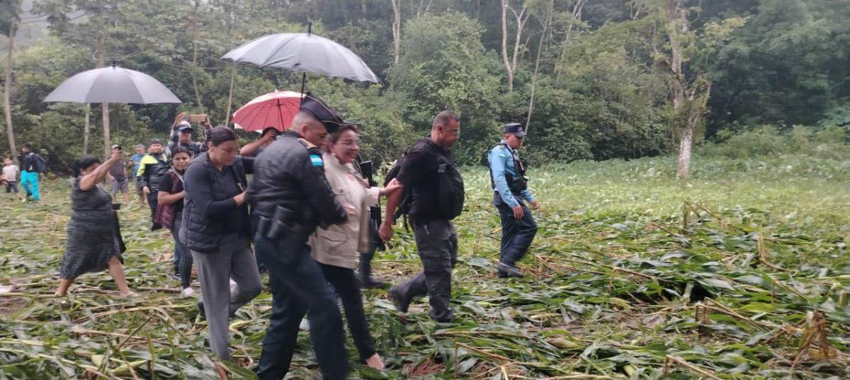 La cantidad de dinero que Xiomara Castro entregó por daños a milpa donde aterrizó