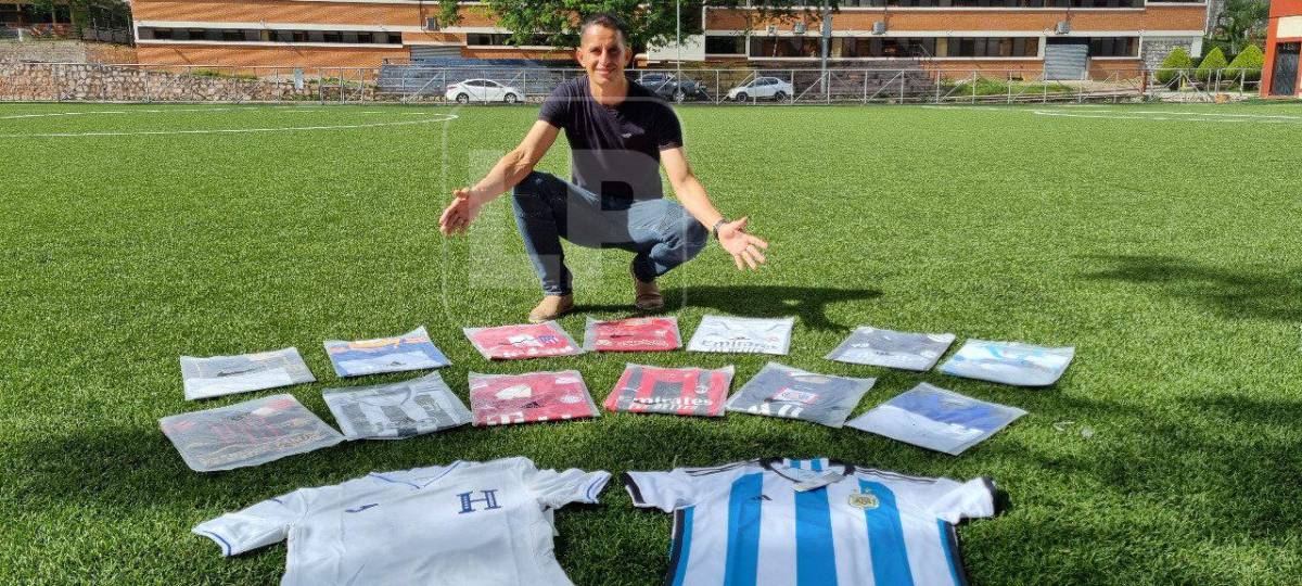 El centrocampista hondureño Oliver Morazán vende camisetas deportivas de todos los equipos que existen a nivel mundial.