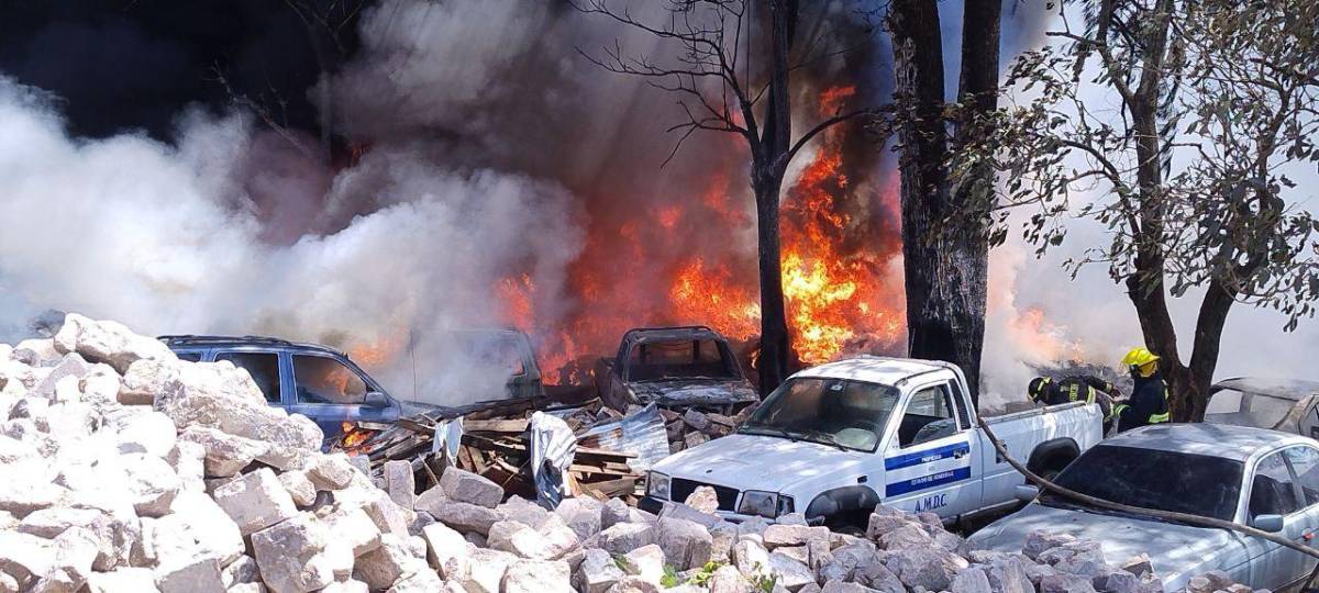 Más de 40 carros decomisados son consumidos por incendio en Tegucigalpa