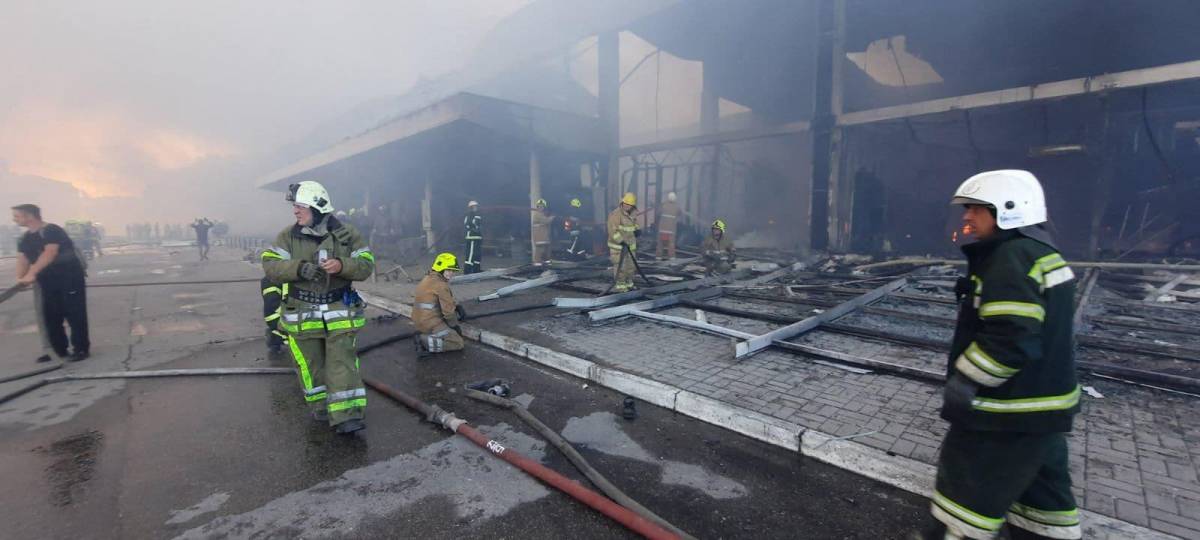 “Los ocupantes dispararon un misil contra un centro comercial donde se encontraban más de mil civiles. El centro comercial está en llamas y los equipos de rescate están luchando contra el fuego” había escrito el presidente ucraniano Volodimir Zelenski.