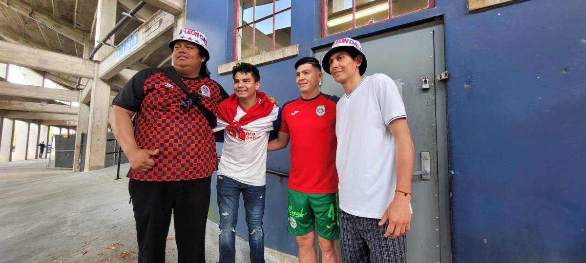 Aficionados del Olimpia se tomaron fotografías con Francisco Martínez, jugador del Marathón.