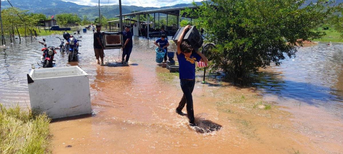 Dejan sus casas sin saber cuándo regresarán: tristes evacuaciones en el valle de Sula (FOTOS)