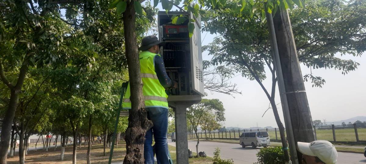 En la 27 calle, personal de la municipalidad trabaja para normalizar el servicio.
