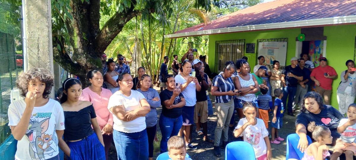 Parte de la comunidad de Crawfish Rock durante la asamblea.