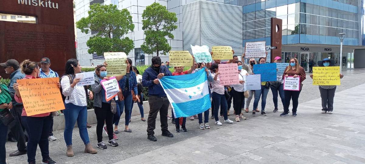 Maestros protestan exigiendo pago de horas clase