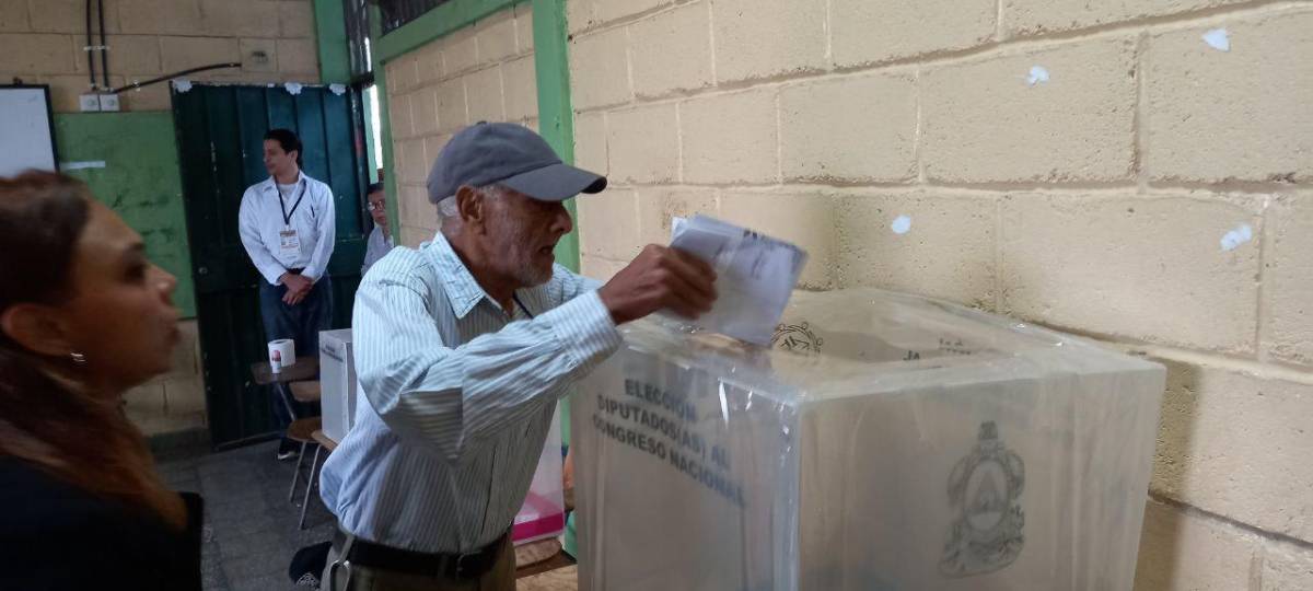 Los adultos mayores votan desde muy temprano en Honduras
