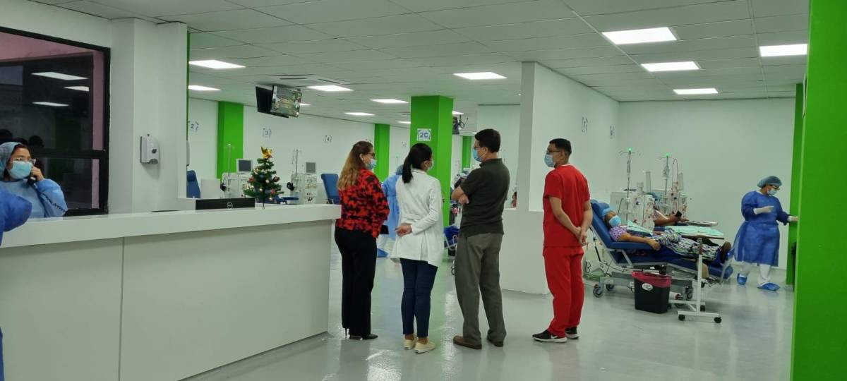 Matheu dialoga con personal médico en el Nefrocentro del bulevar La Hacienda